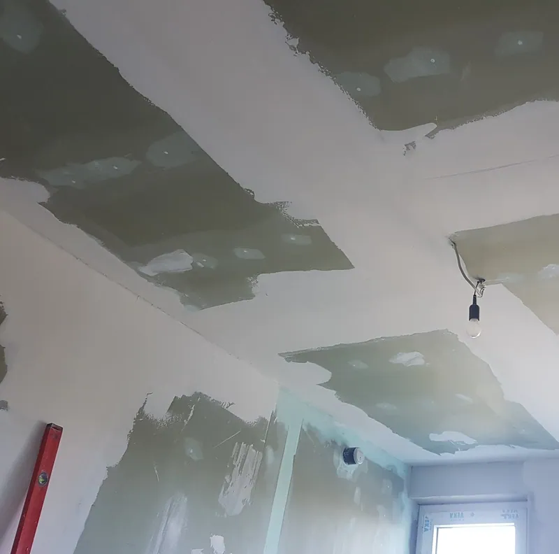 Gespachtelte Trockenbaudecke mit Spachtelstellen an Decke und Wand