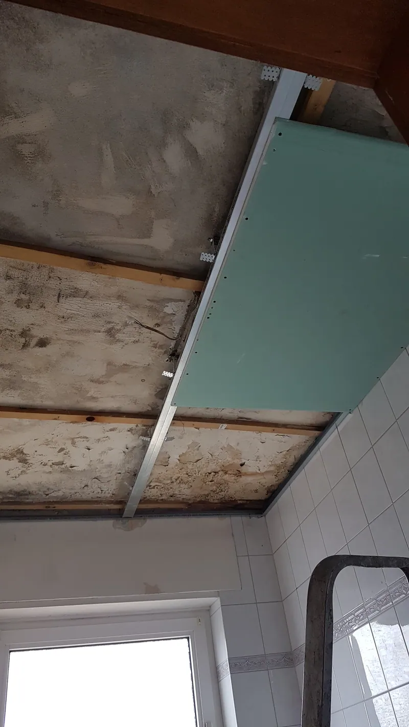 Dachschräge mit teilweise montierter Gipskartonplatte auf Metallprofilen