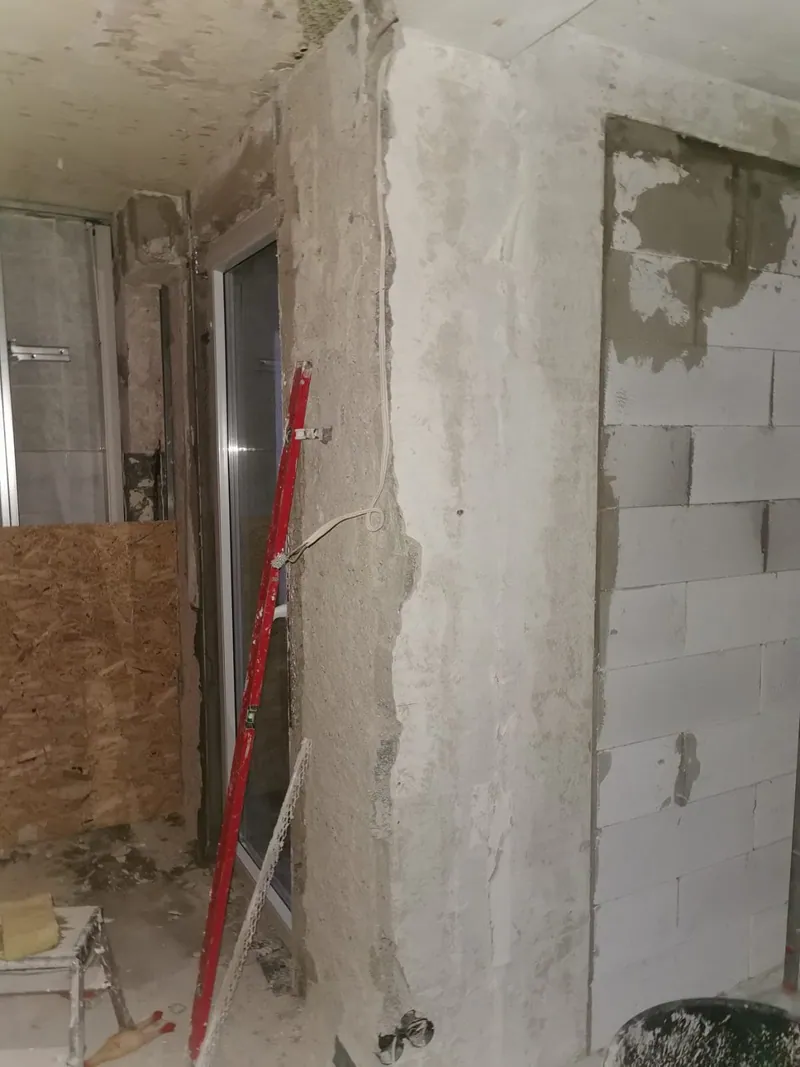 Rohbauraum mit Porenbetonwand, Fensterelement und Richtlatte