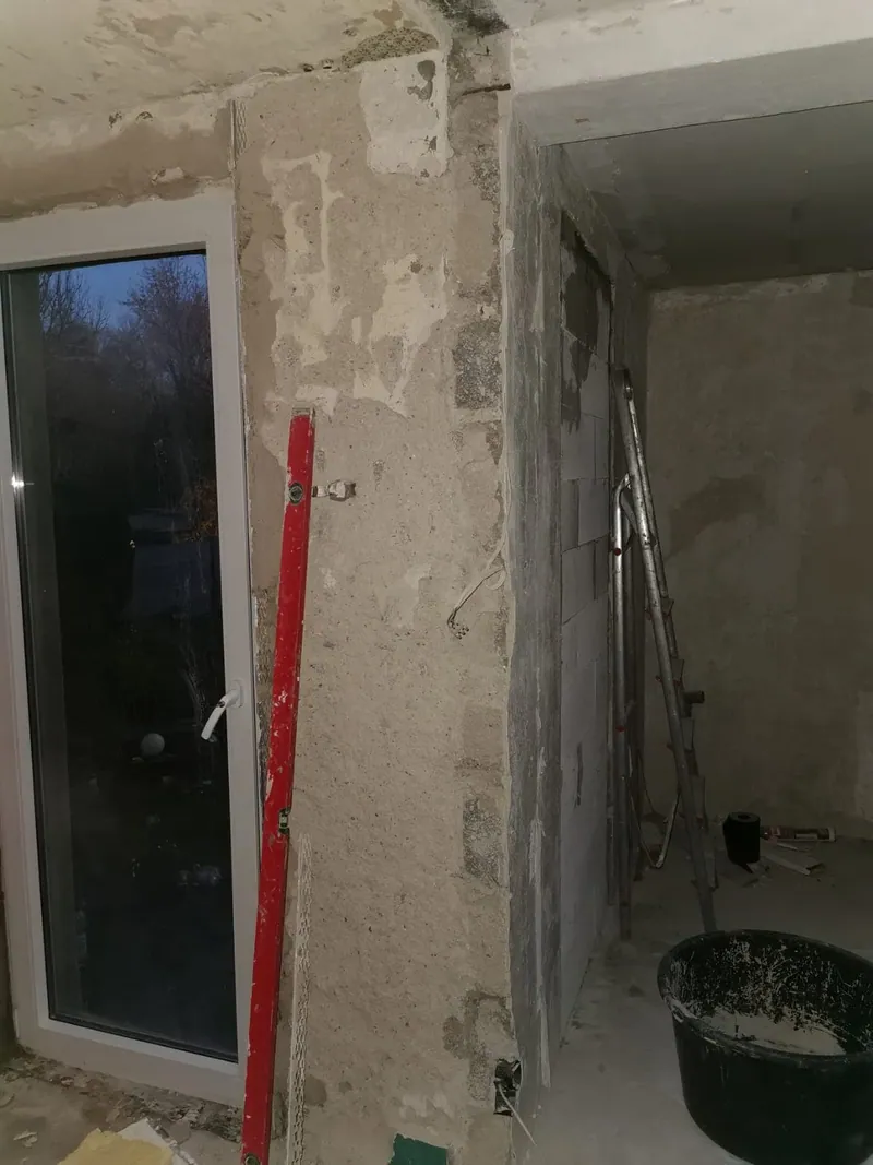 Rohbauraum mit Porenbetonwand und raumhoher Fenstertür