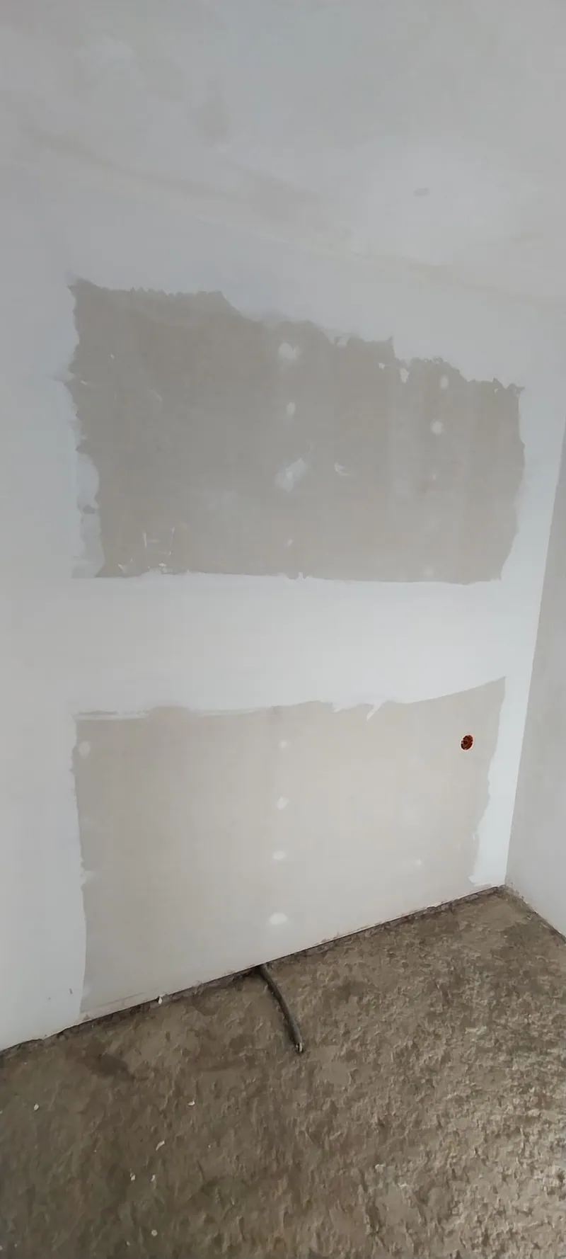 Trockenbauwand mit zwei gespachtelten Plattenfeldern über Estrichboden