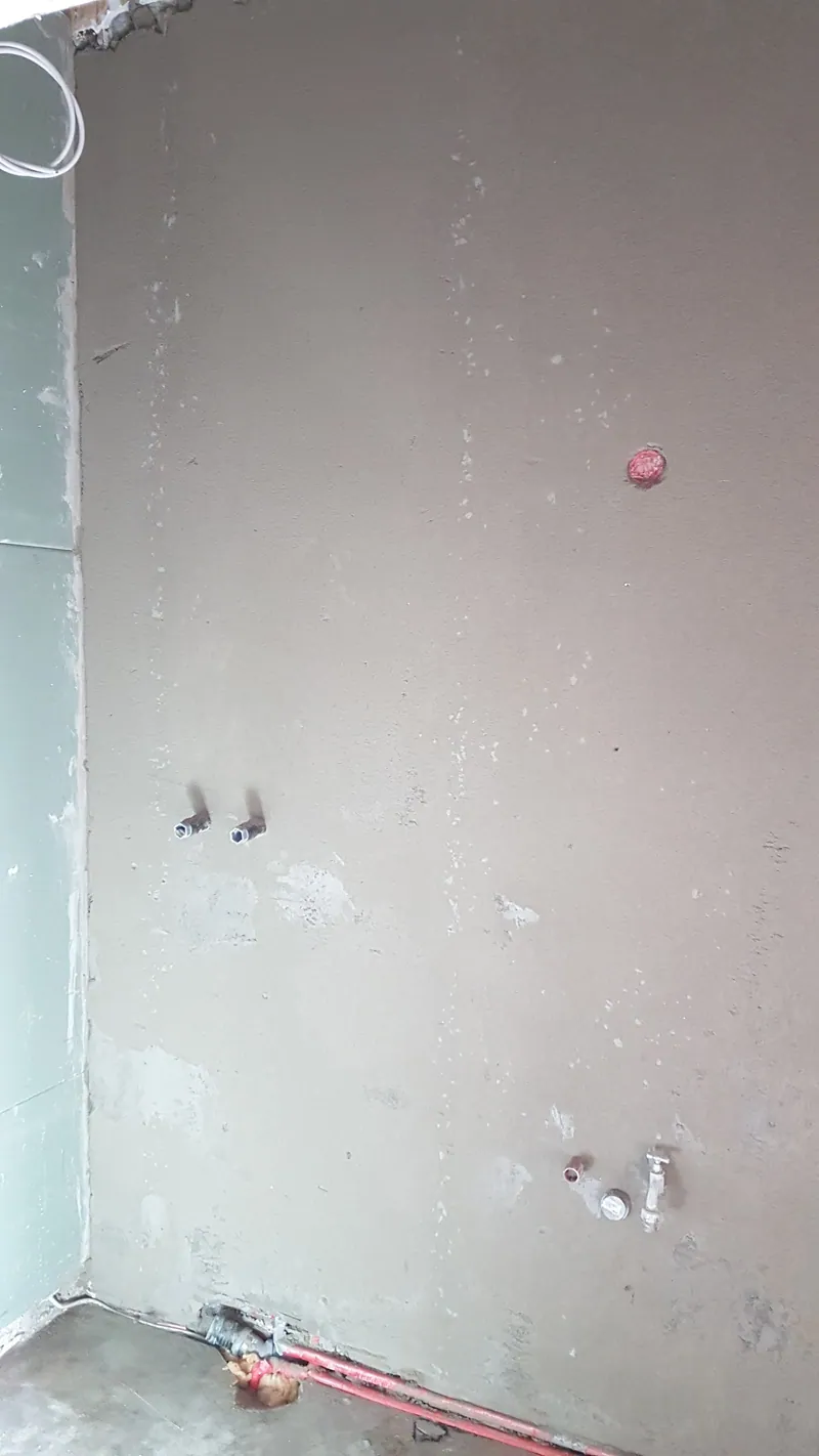 Trockenbauwand mit Installationsanschlüssen im Bad, Estrichboden