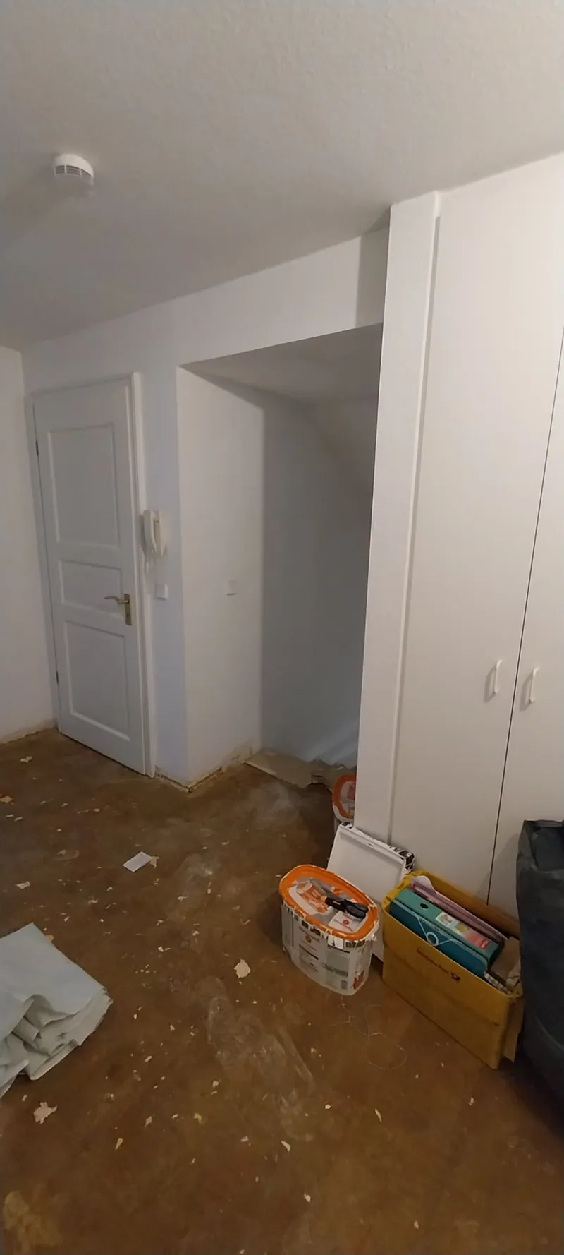 Flur im Rohbau mit eingebauten weißen Türen und Einbauschrank